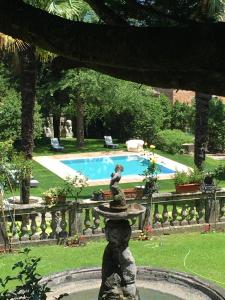 加尔达湖滨安杰利卡公寓式别墅的一个带游泳池的庭院内的喷泉