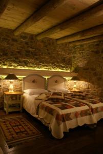 波利兹罗松阿伊里乌品酒宾馆的一间卧室配有一张床和两张带台灯的桌子。