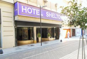 布宜诺斯艾利斯谢尔顿酒店的街道边有标志的酒店