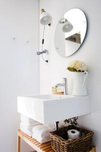 辛特拉辛特拉麻雀巢别墅的浴室设有白色水槽和镜子