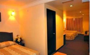 金马仑高原混音酒店的一间酒店客房,设有两张床和一扇门