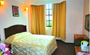 金马仑高原混音酒店的酒店客房设有床和窗户。