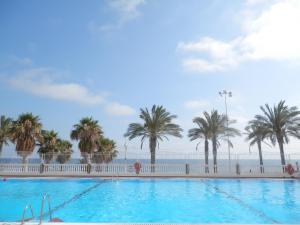 Toda una EXPERIENCIA en la COSTA DEL SOL, a 100m de la Playa内部或周边的泳池
