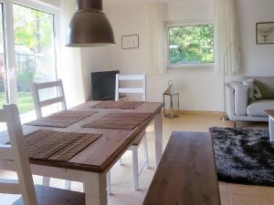 朗斯多夫Ferienhaus Schillo的客厅配有木桌和椅子