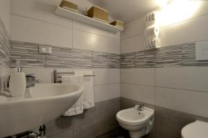 泰尔莫利La Casetta di Mary的白色的浴室设有水槽和卫生间。
