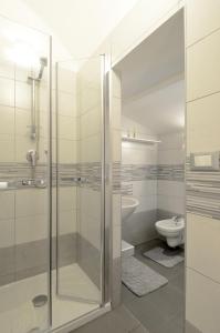 泰尔莫利La Casetta di Mary的一间带玻璃淋浴和卫生间的浴室
