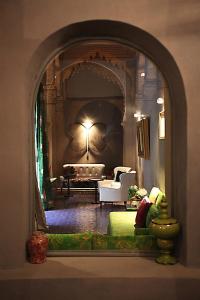 拉巴特阿尔卡萨酒店的带沙发的客厅的拱门