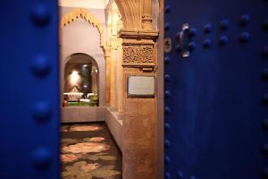 拉巴特阿尔卡萨酒店的一间有蓝色门的房子的走廊