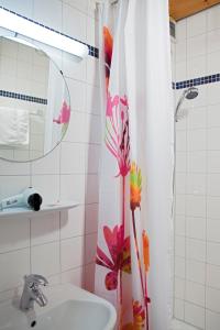 卡尔斯鲁厄艾尔普林森豪夫酒店的浴室设有水槽和鲜花淋浴帘