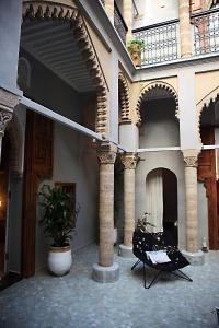 拉巴特阿尔卡萨酒店的大楼内带两把椅子的庭院