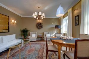 维尔纽斯German18-3A Luxury Vilnius apartment的客厅配有白色的沙发和桌子