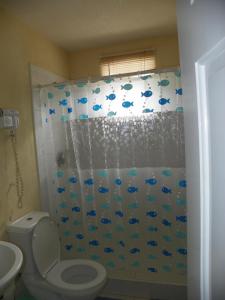 基督教堂市AnnJenn Apartments的浴室设有卫生间和带鱼的浴帘。