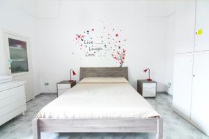 奥斯图尼Micca House的卧室配有一张墙上鲜花的床