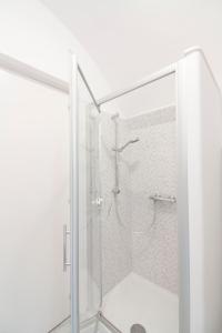 奥斯图尼Micca House的浴室里设有玻璃门淋浴