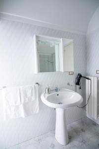 奥斯图尼Micca House的白色的浴室设有水槽和镜子