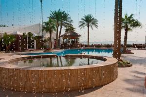 麦纳麦精英温泉度假村酒店的度假村中央带喷泉的游泳池