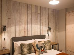 兰卡斯特兰开斯特城市公寓的一间卧室配有一张木墙床