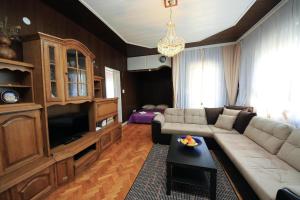 Drinovci科尔卡加里克农业旅游旅馆的带沙发和电视的客厅