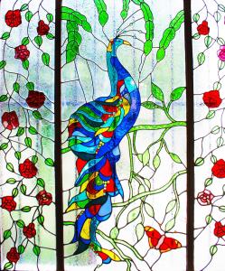 瓦哈卡市拉斯美洲旅馆的彩绘玻璃窗上的孔雀画