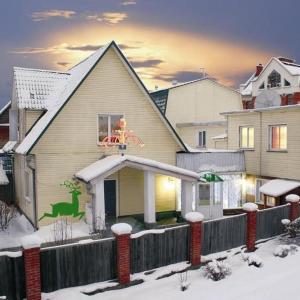 戈尔诺-阿尔泰斯克阿尔丁图亚克酒店的前面的地面上积雪的房子