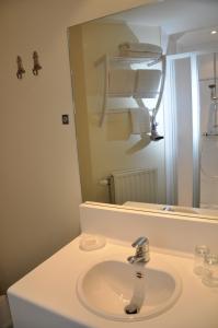 德哈恩比德尔迪克酒店的一间带水槽和镜子的浴室