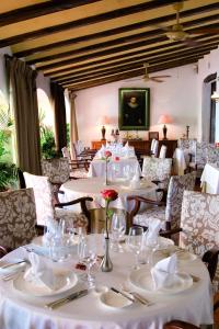 贝尼萨Casa Del Maco的一间设有白色桌椅的用餐室