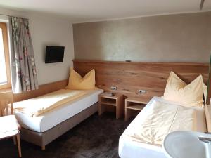 皮森多夫德伊廷格尔旅馆的酒店客房设有两张床和盥洗盆