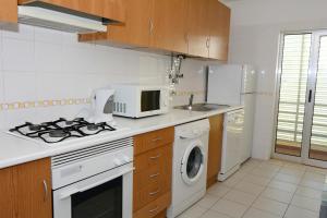 Apartamentos Encosta da Marina - Praia da Rocha的厨房或小厨房