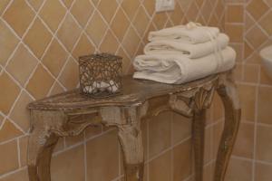 卡莱扎诺博尔戈韦扎诺农家乐的浴室桌子上一堆毛巾