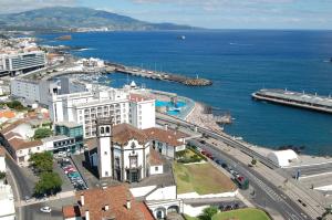蓬塔德尔加达Atlantic Home Azores的海洋旁城市的空中景观