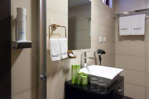 胡鲁马累h78酒店的一间带水槽和镜子的浴室