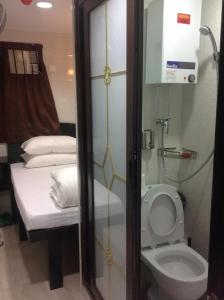 香港曼哈顿旅馆的一间带卫生间和床的小浴室