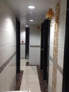 香港曼哈顿旅馆的浴室设有黑色门和白色瓷砖墙壁。