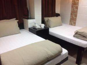 香港曼哈顿旅馆的酒店客房带两张床和电话