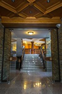 科泰尔Park Hotel Izvorite的通往带拱形天花板的建筑的楼梯