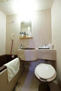 大阪大阪鲸酒店的一间带水槽、卫生间和镜子的浴室