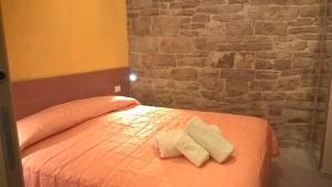 比谢列La Piccola Torre的一间卧室配有一张床,上面有两条毛巾