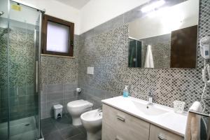 加拉蒂纳Masseria La Fica的浴室配有卫生间、盥洗盆和淋浴。
