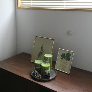 首尔贝格第二旅舍的一张桌子,上面有三个绿杯和两张照片