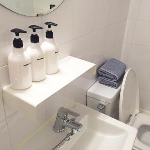 首尔贝格第二旅舍的浴室提供三瓶肥皂和水槽