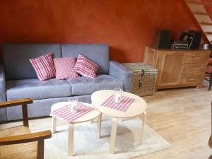 巴尔Le Bacchus的客厅配有两张桌子和一张沙发