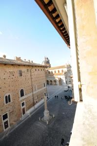 乌尔比诺Guest House Domus Urbino的从大楼钟楼欣赏美景