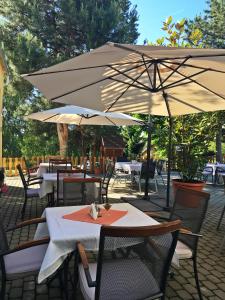 鲍洛通塞派兹德木兰酒店的一个带桌椅和遮阳伞的庭院。