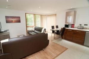 南安普敦南安普敦酒店式公寓的客厅配有沙发和桌子