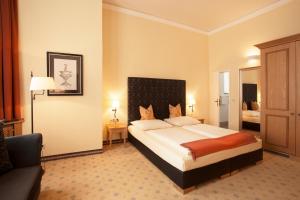 美因河畔法兰克福佛罗伦萨别墅酒店的酒店客房,配有床和沙发