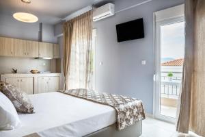 艾斯普罗瓦塔Troia Resort Luxury Studios的一间卧室设有一张床和一个大窗户