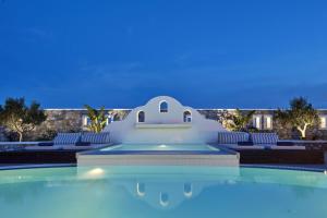 佩里沃罗Orabel Suites Santorini (Adults Only)的游泳池,后方是别墅