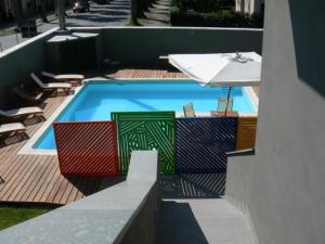 卢卡圣马可度假酒店的一个带桌子和遮阳伞的游泳池