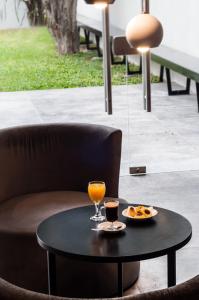 拉普拉塔Temporal Suites的一张桌子,上面放着一杯橙汁和一盘食物