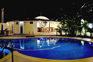 波戈马洛德瓦斯塔利酒店 - 众神之谷的夜间在房子前面的游泳池